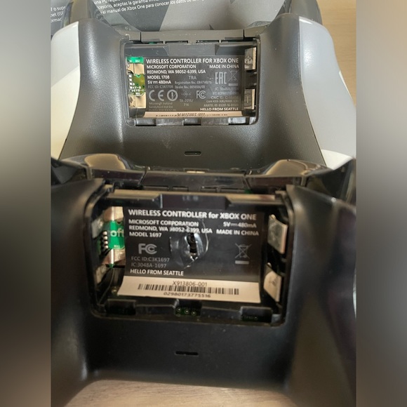 3 Xbox controllers - Picture 13 of 16